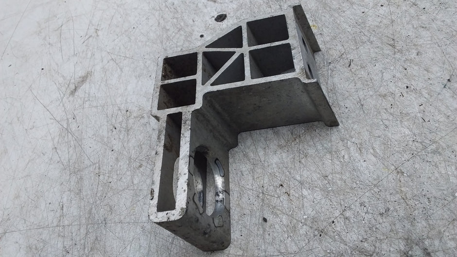 MERCEDES BENZ  E-CLASS  RADIATOR MOUNTING BRACKET RIGHT SIDE A2135010720 FMR403