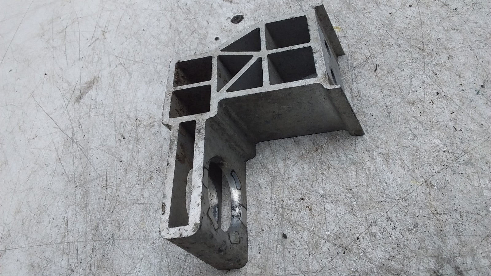 MERCEDES BENZ  E-CLASS  RADIATOR MOUNTING BRACKET RIGHT SIDE A2135010720 FMR403