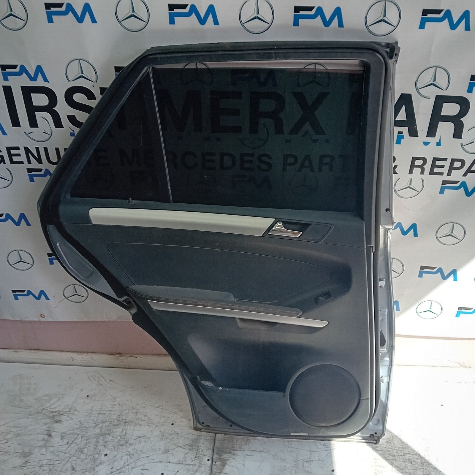 MERCEDES GL SUV W164 PASSENGER SIDE REAR DOOR NSR GREY 2007-2012 COMPLETE FMD176