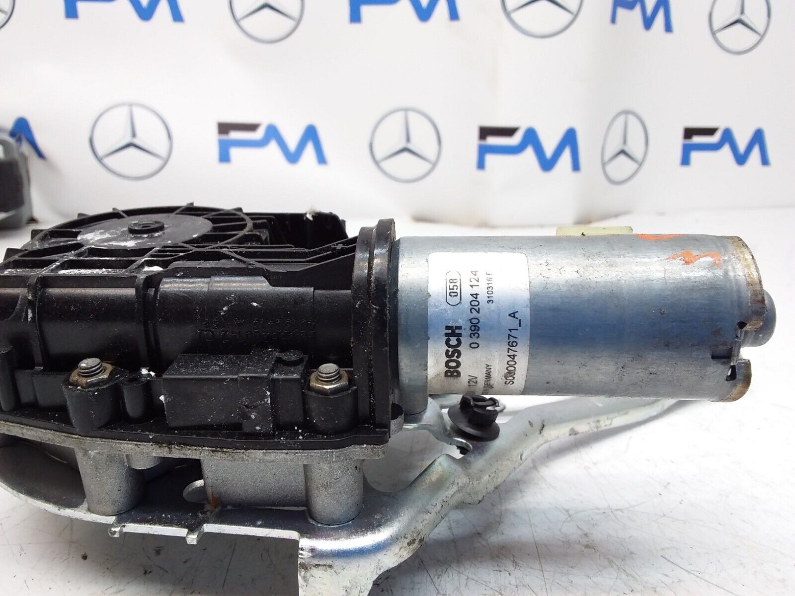 Mercedes C-CLASS W205 TAILGATE LIFT SOFT CLOSE 0390204 124 FM00598