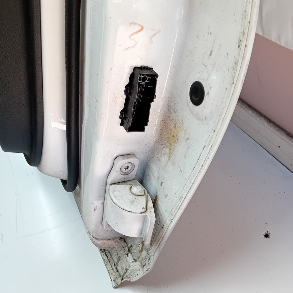 MERCEDES BENZ C-CLASS  W205 PASSENGER SIDE FRONT DOOR ( NEAR SIDE FRONT ) FM04
