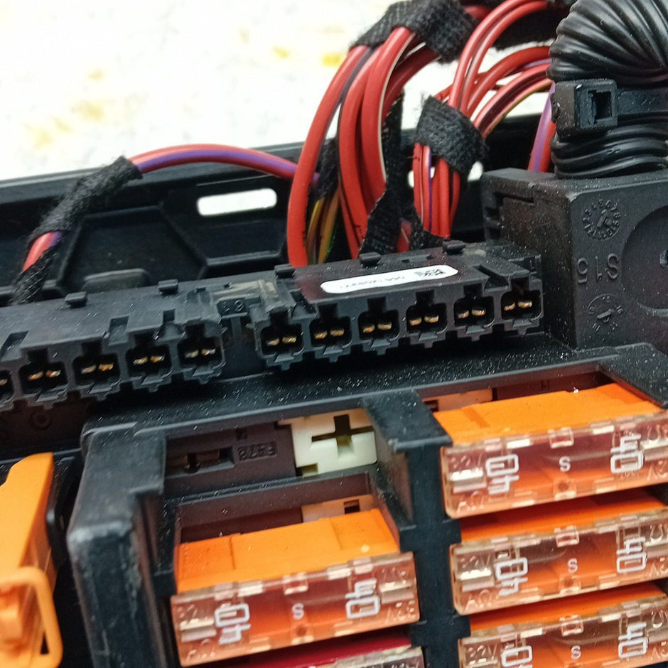 MERCEDES BENZ  E-CLASS  W213 FUSE RELAY JUNCTION BOX 2016  FM001318
