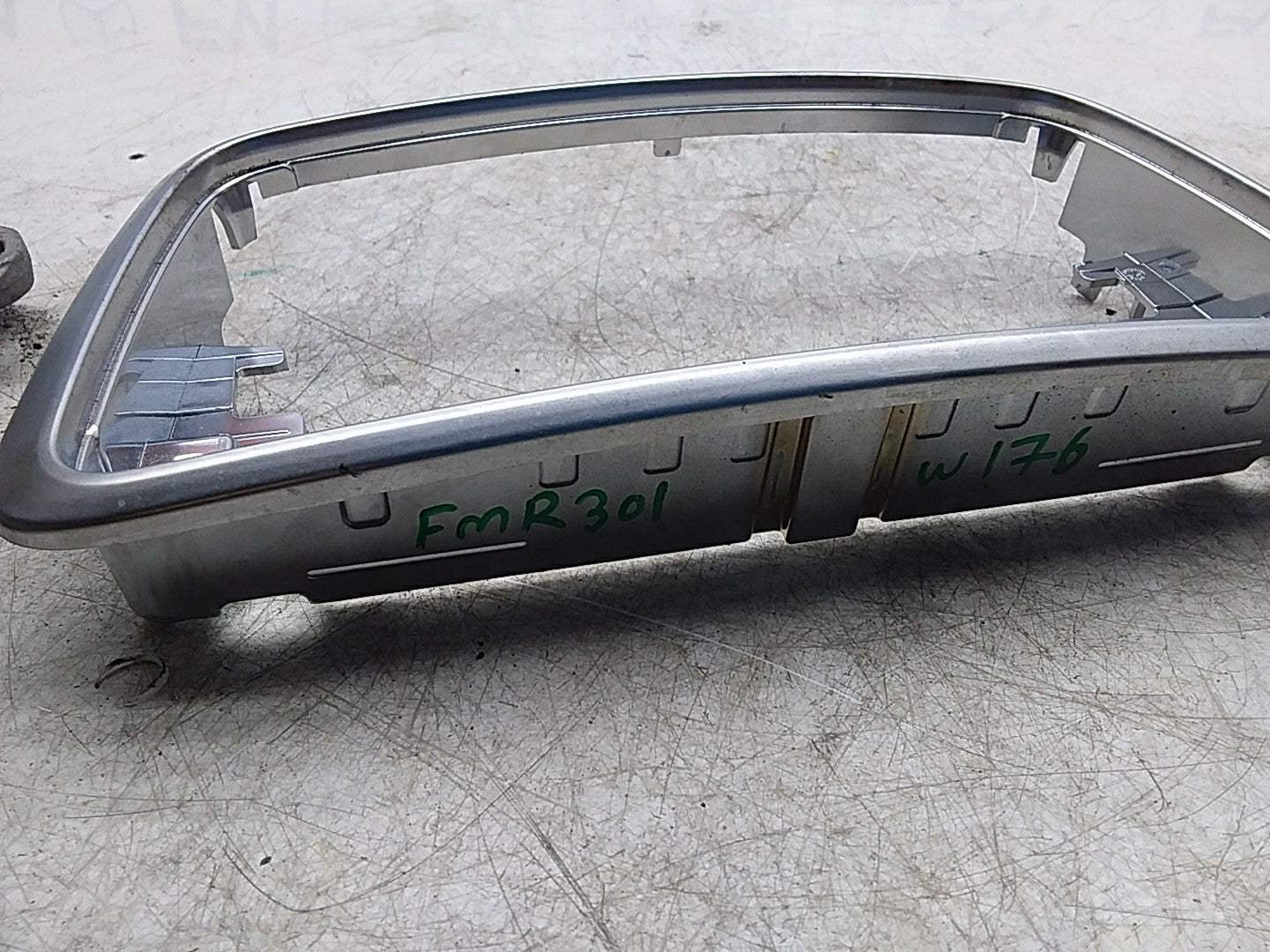 MERCEDES A-CLS W176 STEREO SURROUND TRIM A1766890018 FMR301