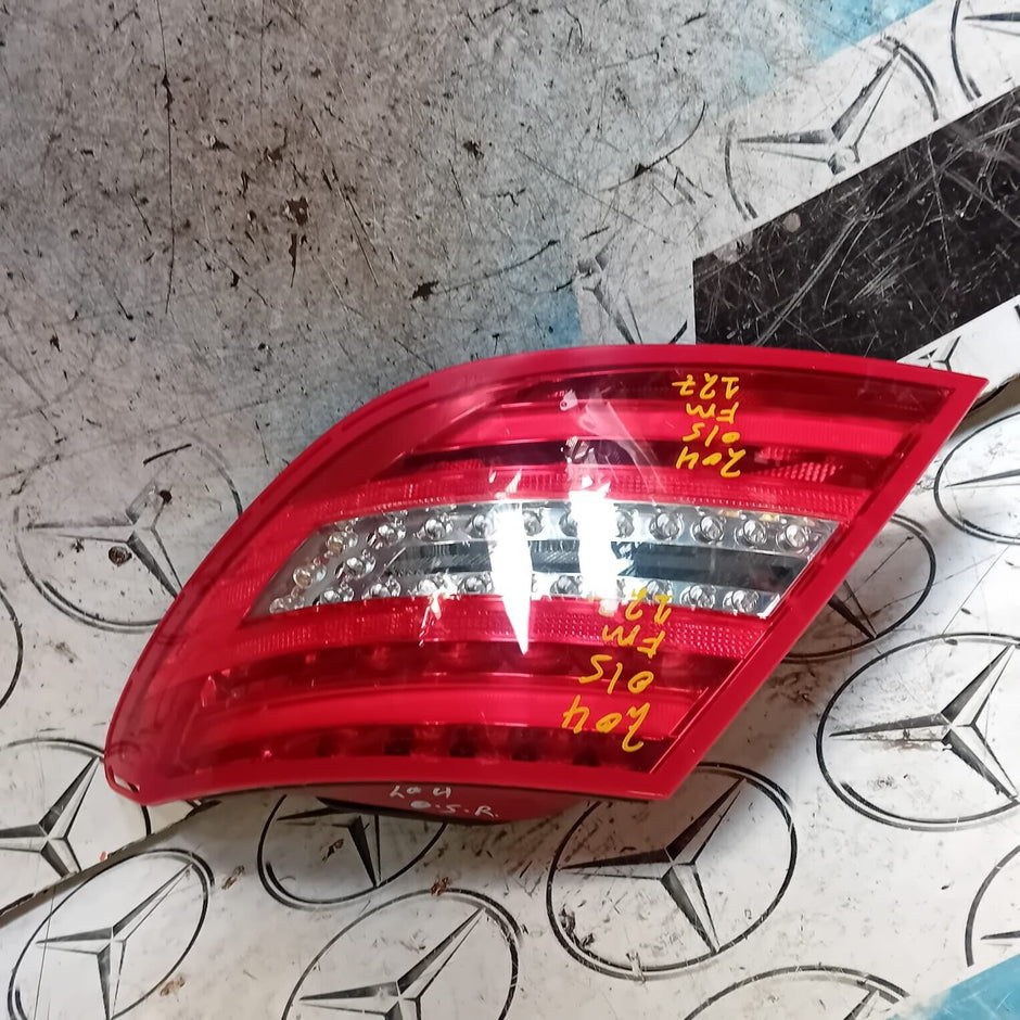 MERCEDES BENZ C-CLASS W204 DRIVER SIDE (OFF SIDE ) REAR TAIL LIGHT - 2046205864