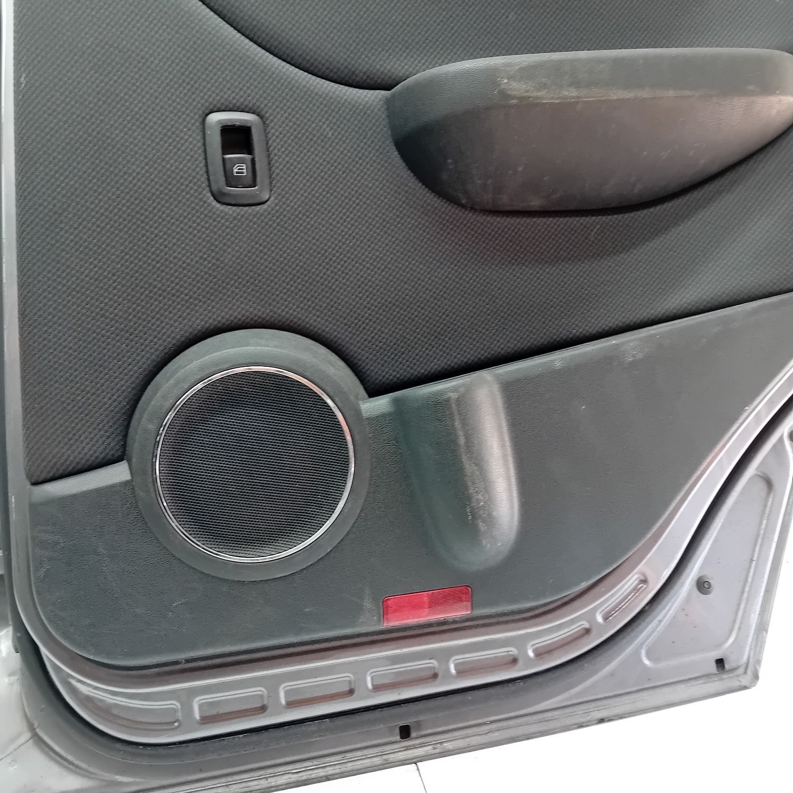 MERCEDES BENZ B-CLASS  W245  DRIVER SIDE REAR DOOR ( OFF SIDE REAR ) FM02