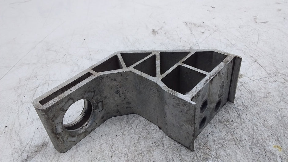 MERCEDES BENZ  C-CLASS  RADIATOR MOUNT BRACKET LEFT SIDE A2055013920 FMR401