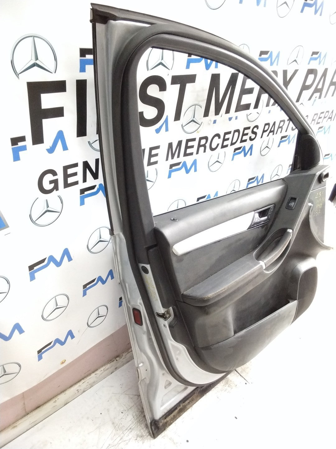 MERCEDES R-CLASS W251 PASSENGER FRONT DOOR NSF SILVER 2005-12 COMPLETE FMD337