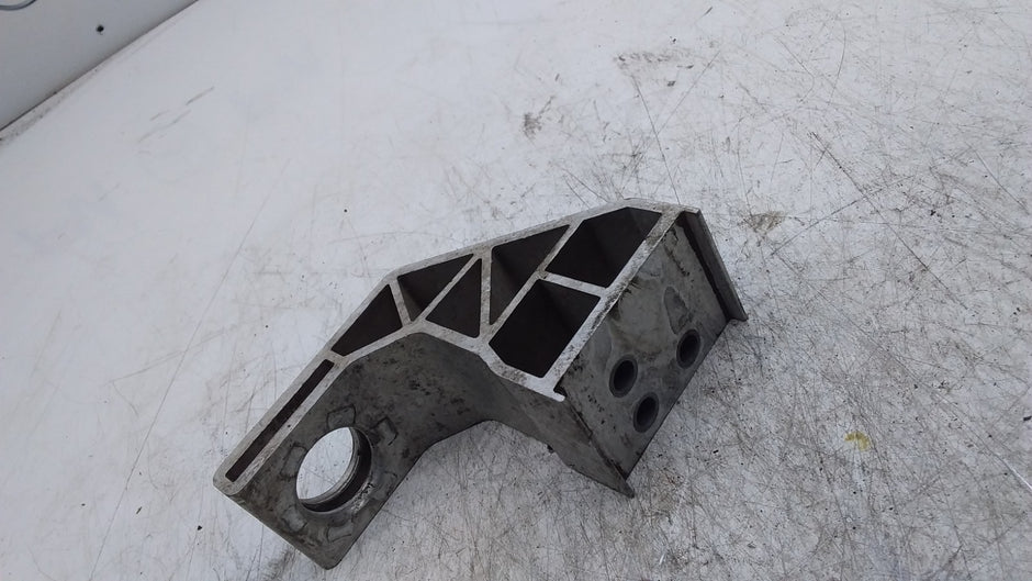 MERCEDES BENZ  C-CLASS  RADIATOR MOUNT BRACKET LEFT SIDE A2055013920 FMR401