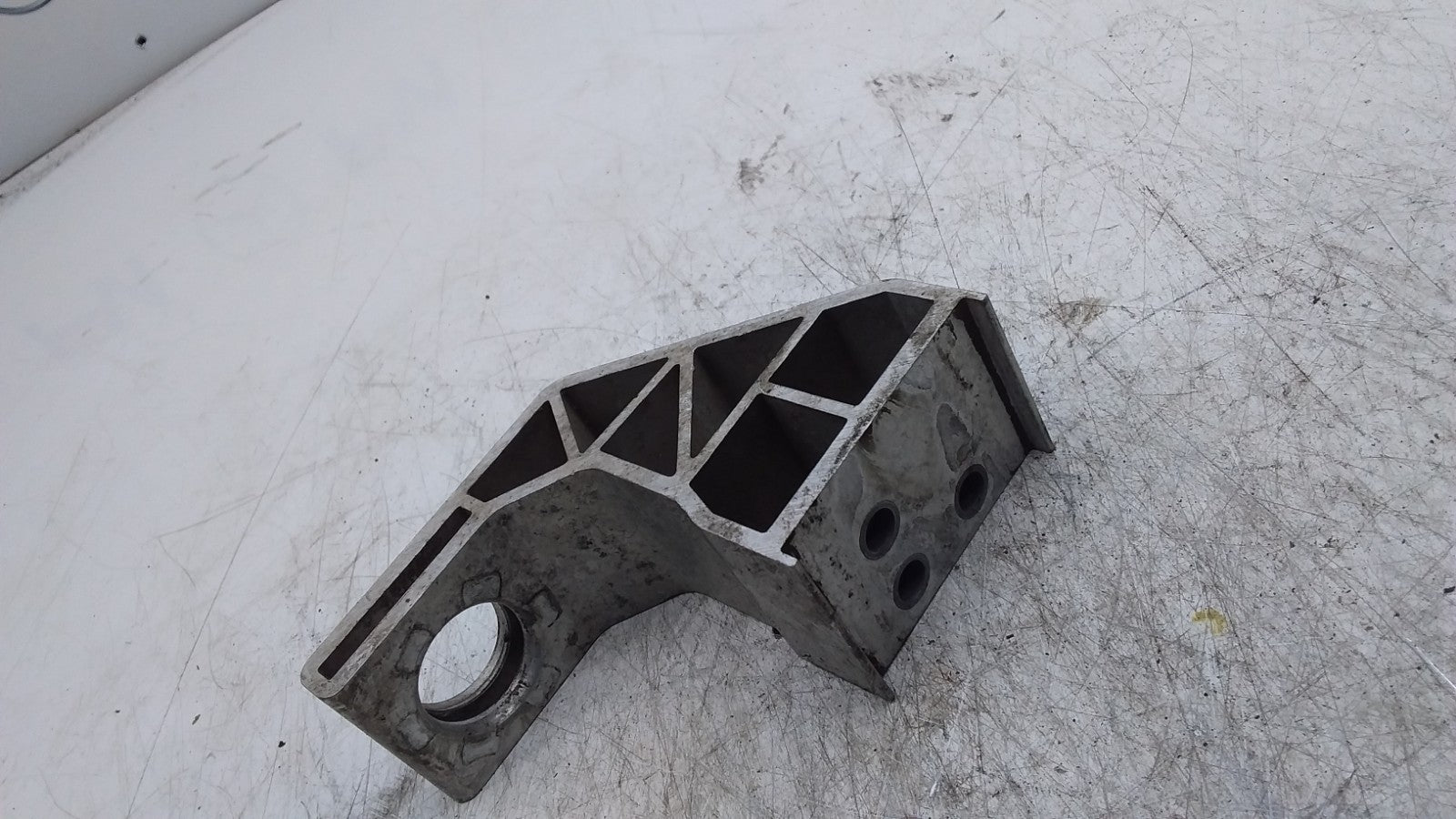 MERCEDES BENZ  C-CLASS  RADIATOR MOUNT BRACKET LEFT SIDE A2055013920 FMR401