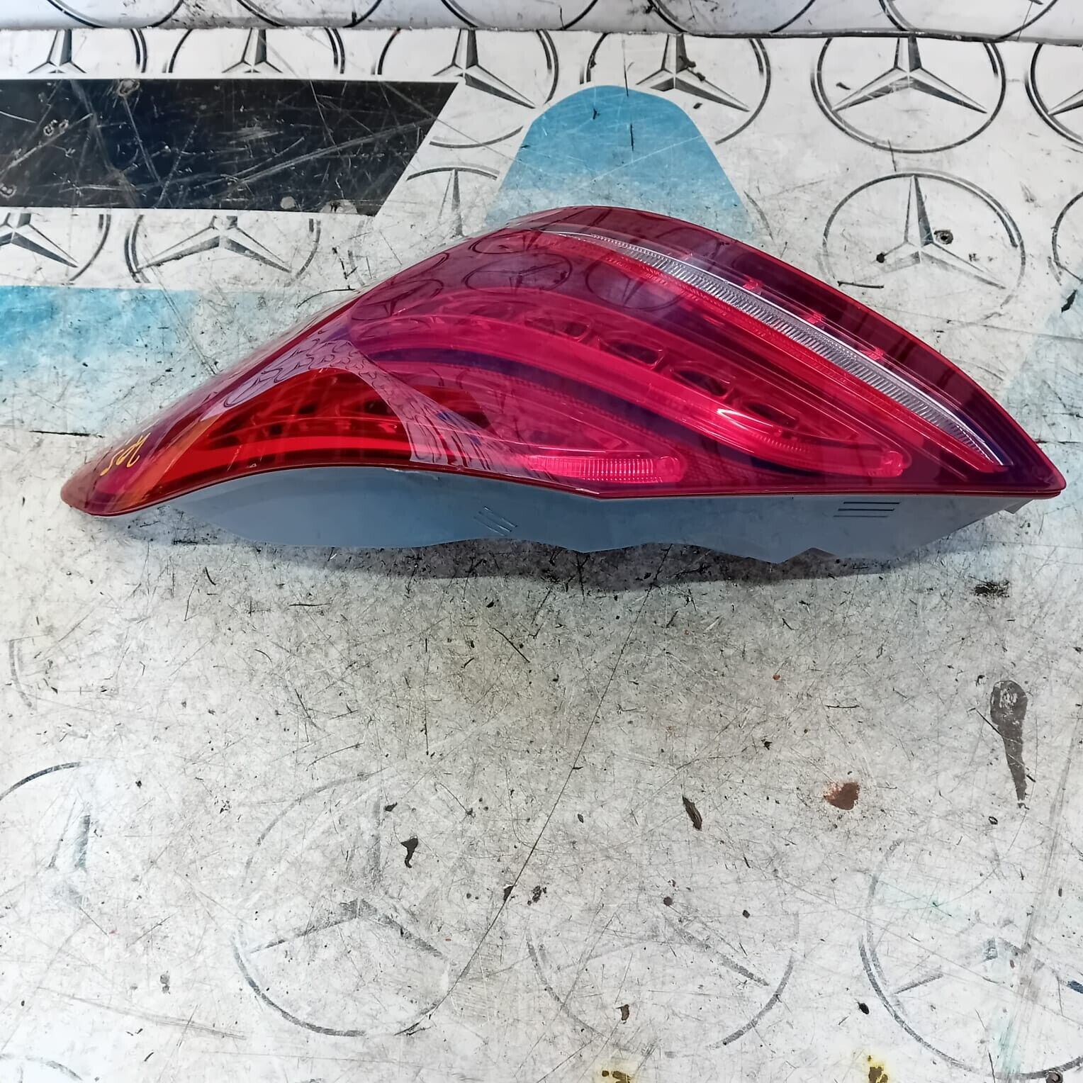 MERCEDES BENZ C-CLASS W205 SALOON REAR DRIVER SIDE ( OFF SIDE ) TAIL LIGHT