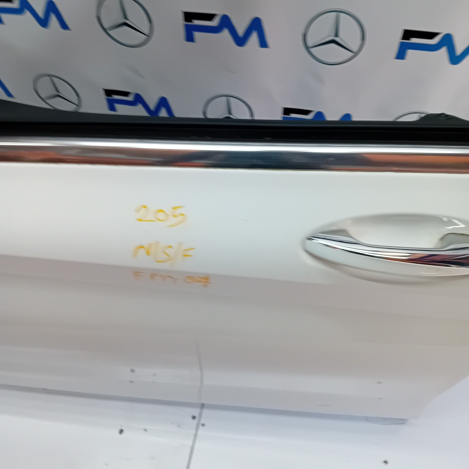 MERCEDES BENZ C-CLASS  W205 PASSENGER SIDE FRONT DOOR ( NEAR SIDE FRONT ) FM04