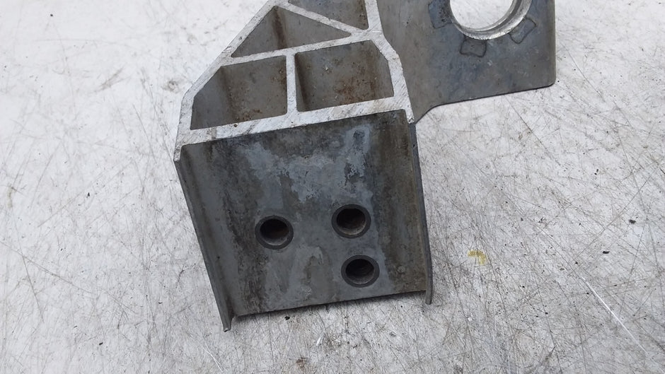 MERCEDES BENZ  C-CLASS  RADIATOR MOUNT BRACKET LEFT SIDE A2055014920 FMR402