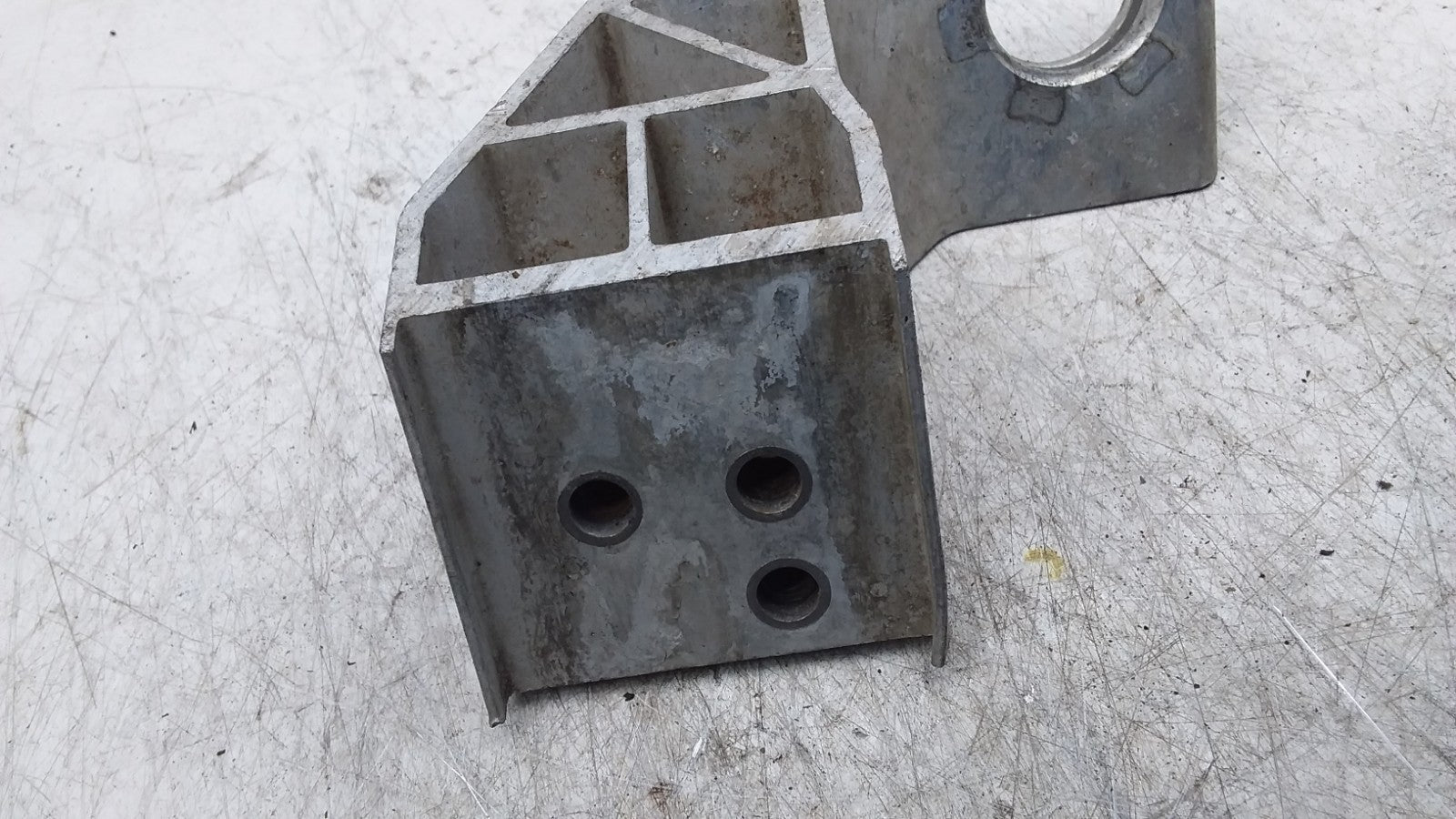 MERCEDES BENZ  C-CLASS  RADIATOR MOUNT BRACKET LEFT SIDE A2055014920 FMR402