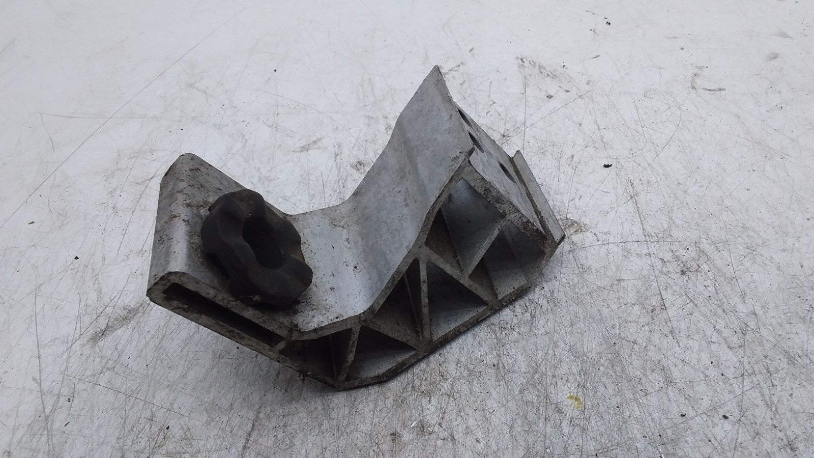 MERCEDES BENZ  C-CLASS  RADIATOR MOUNTING BRACKET LEFT SIDE A2055014120 FMR404