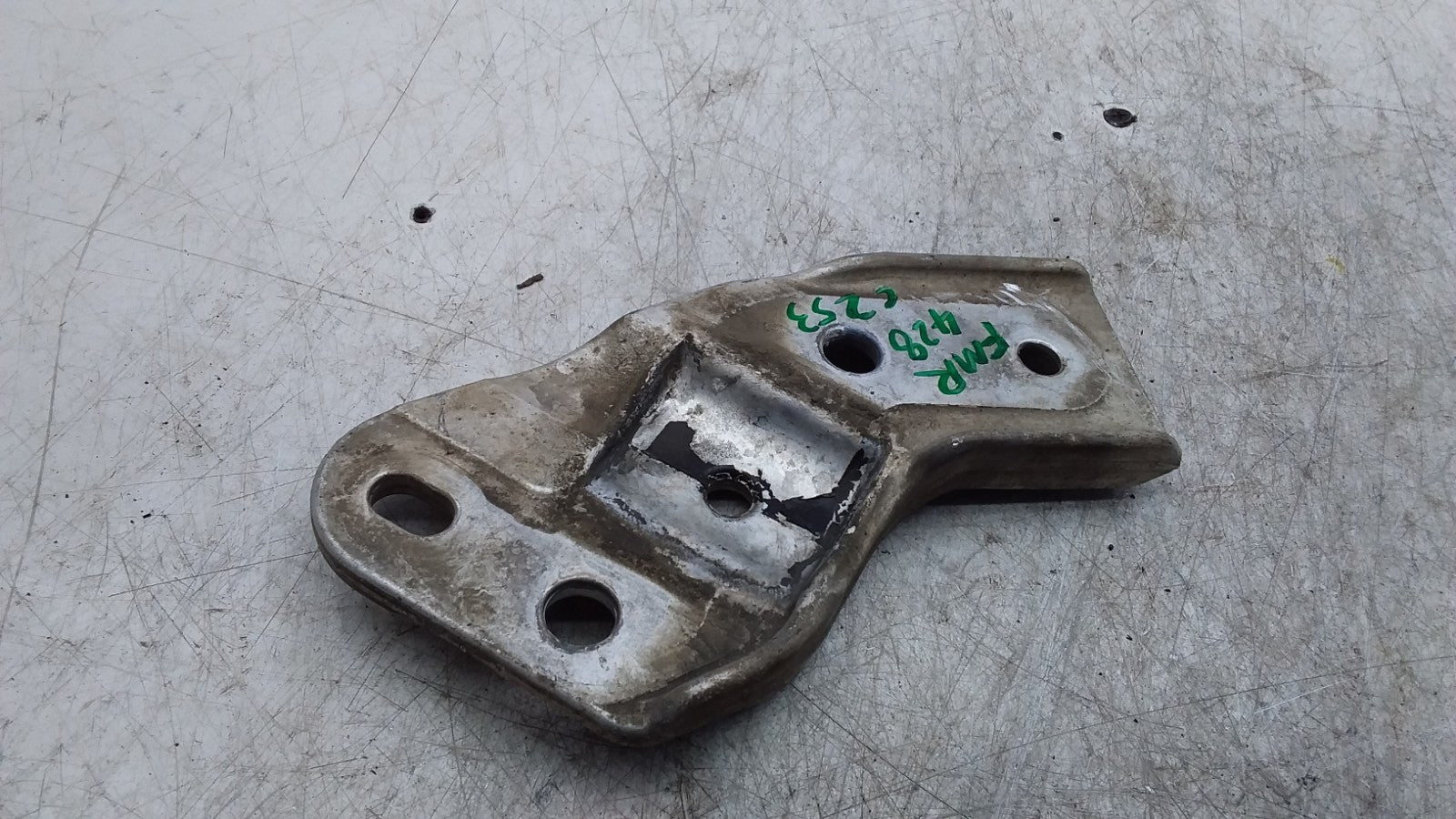 MERCEDES  C-CLASS W205 FRONT LEFT SUBFRAME MOUNTING BRACKET A2053230140 FMR428