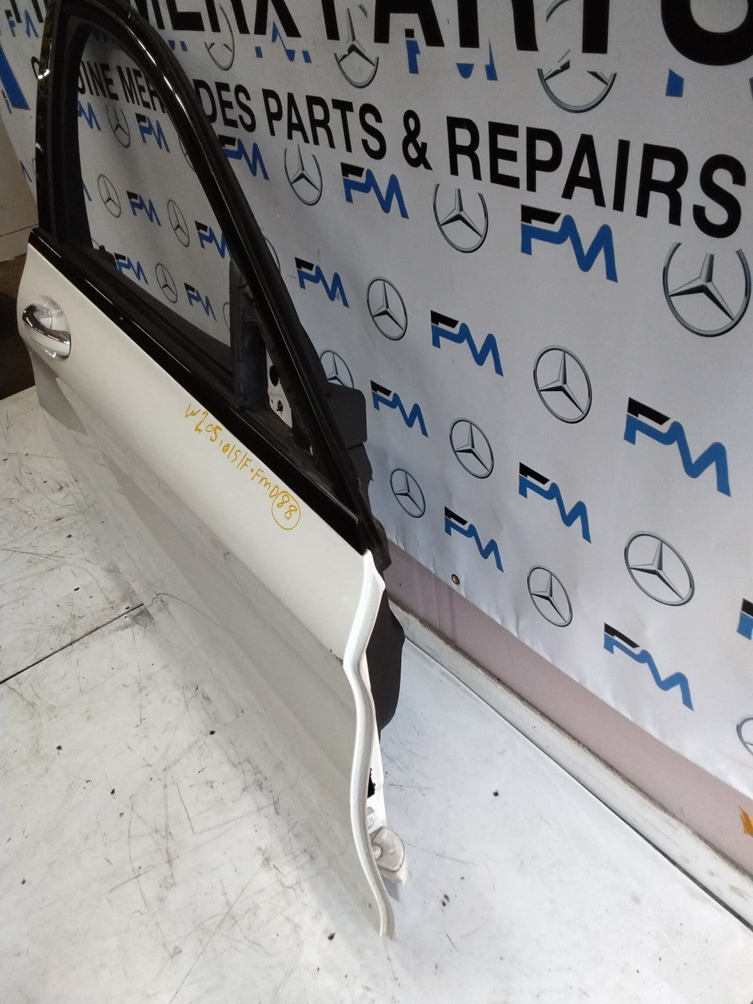 MERCEDES BENZ C-CLASS W205 DRIVER SIDE FRONT DOOR O/S/F COMPLETE WHITE  FMD88