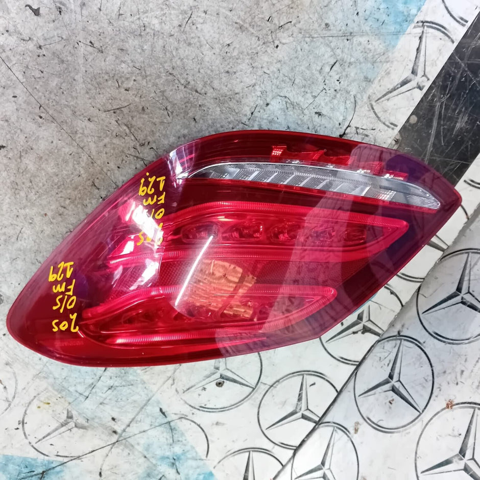 MERCEDES BENZ C-CLASS W205 SALOON REAR DRIVER SIDE ( OFF SIDE ) TAIL LIGHT