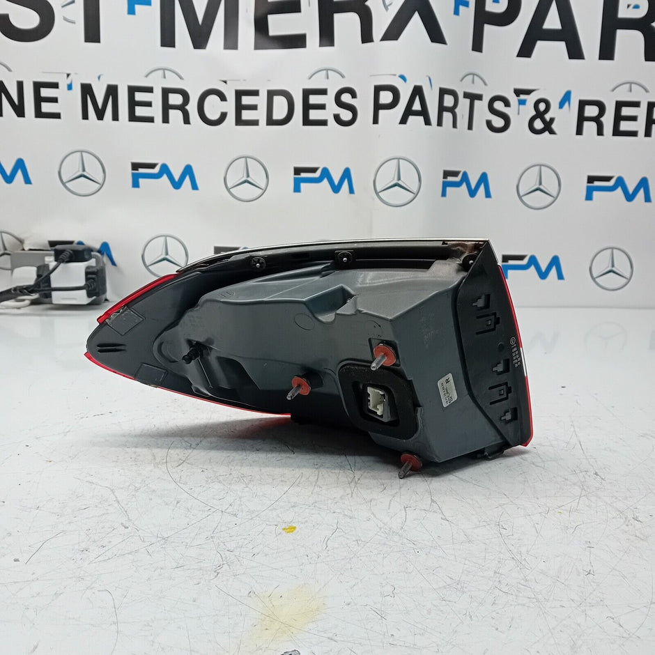 MERCEDES E-CLASS W213 2016 REAR DRIVER O/S TAIL LIGHT FMT49. (DAMAGED)