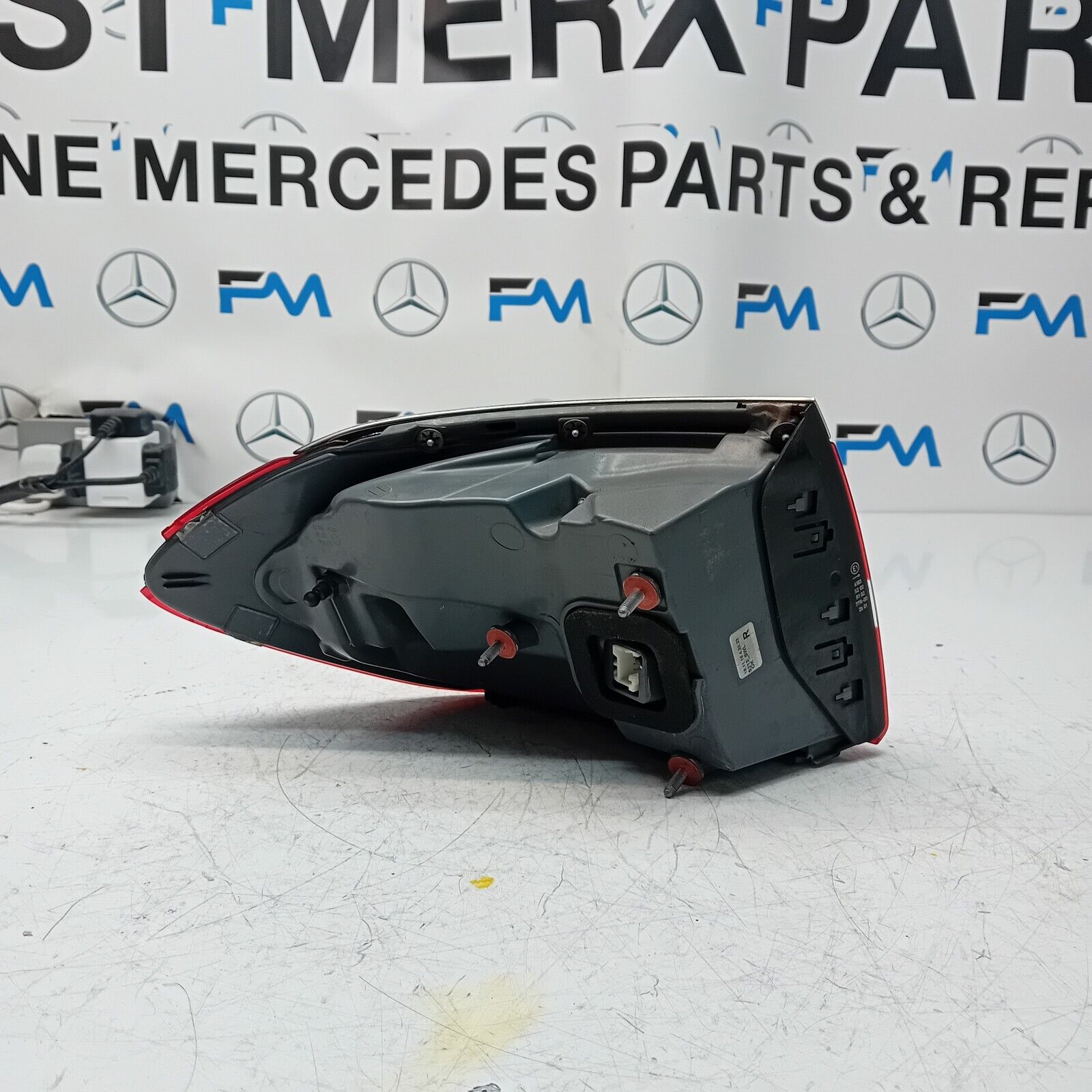 MERCEDES E-CLASS W213 2016 REAR DRIVER O/S TAIL LIGHT FMT49. (DAMAGED)