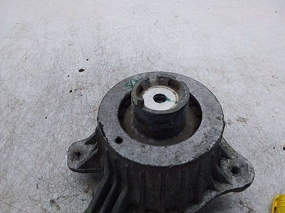 MERCEDES BENZ  C-CLASS  W205  ENGINE MOUNT LEFT NS A2052406617 FMR351