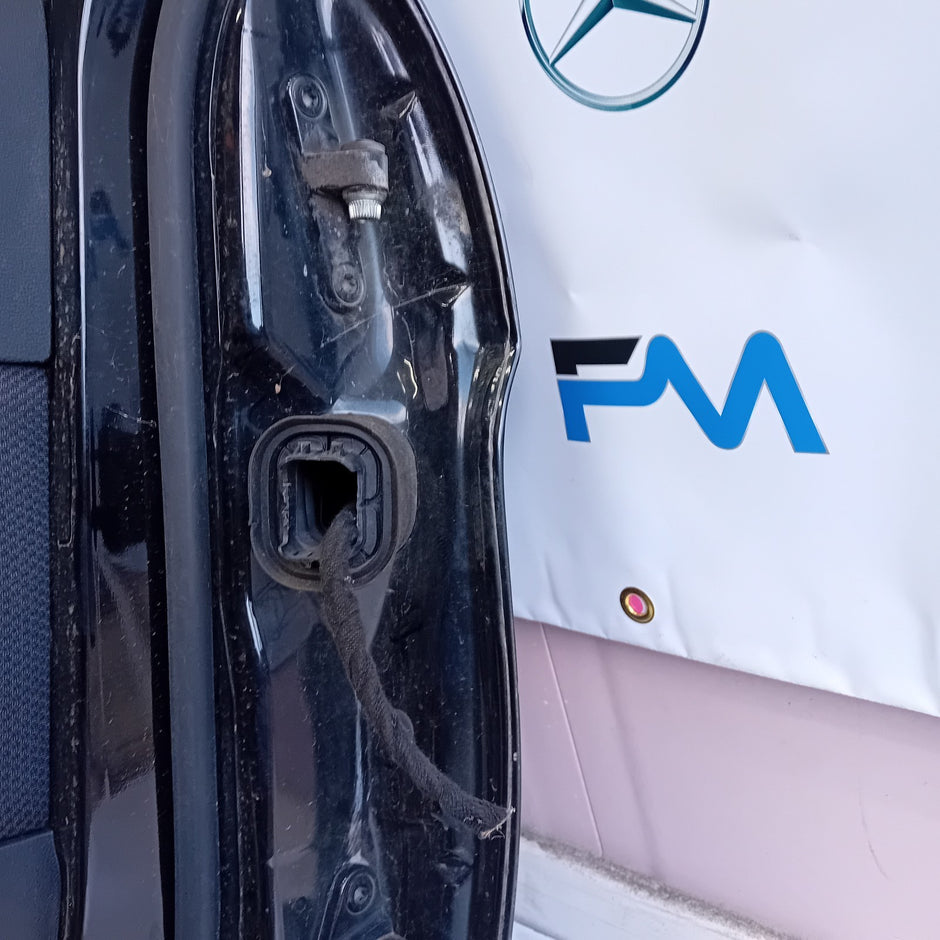 MERCEDES BENZ B CLASS W245 PASSENGER SIDE REAR DOOR ( NEAR SIDE REAR ) FM012