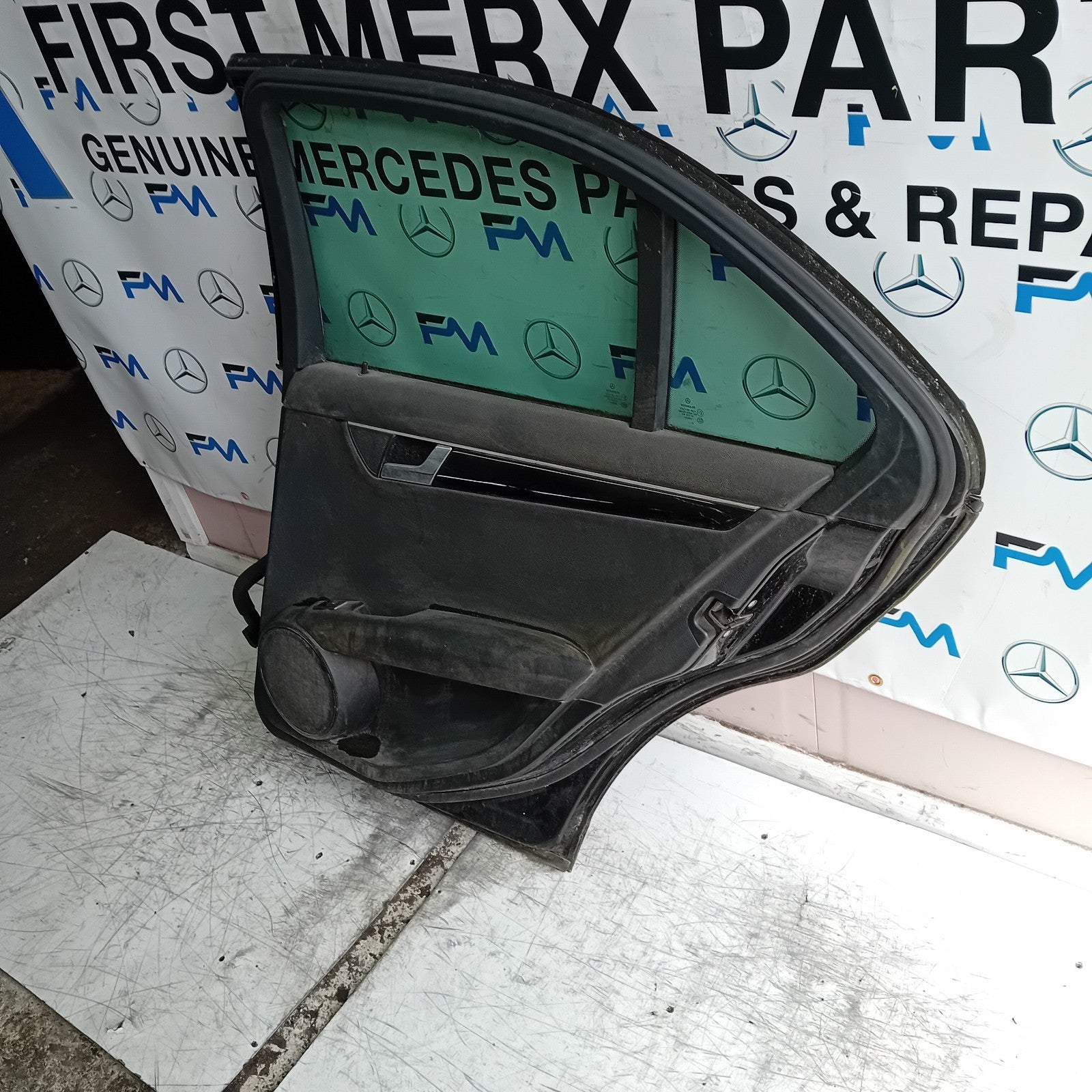 MERCEDES C-CLASS W204 SLN DRIVER REAR DOOR OSR BLACK 2009-2014 COMPLETE FMD440