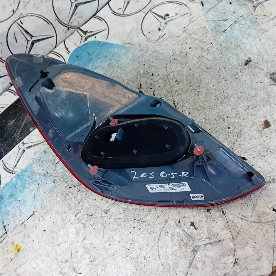 MERCEDES BENZ C-CLASS W205 SALOON REAR DRIVER SIDE ( OFF SIDE ) TAIL LIGHT