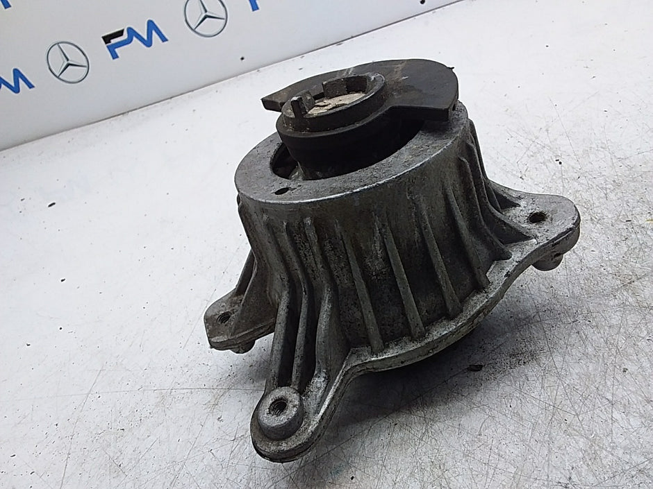 MERCEDES BENZ  C-CLASS  W205  ENGINE MOUNT LEFT NS A2052406617 FMR353