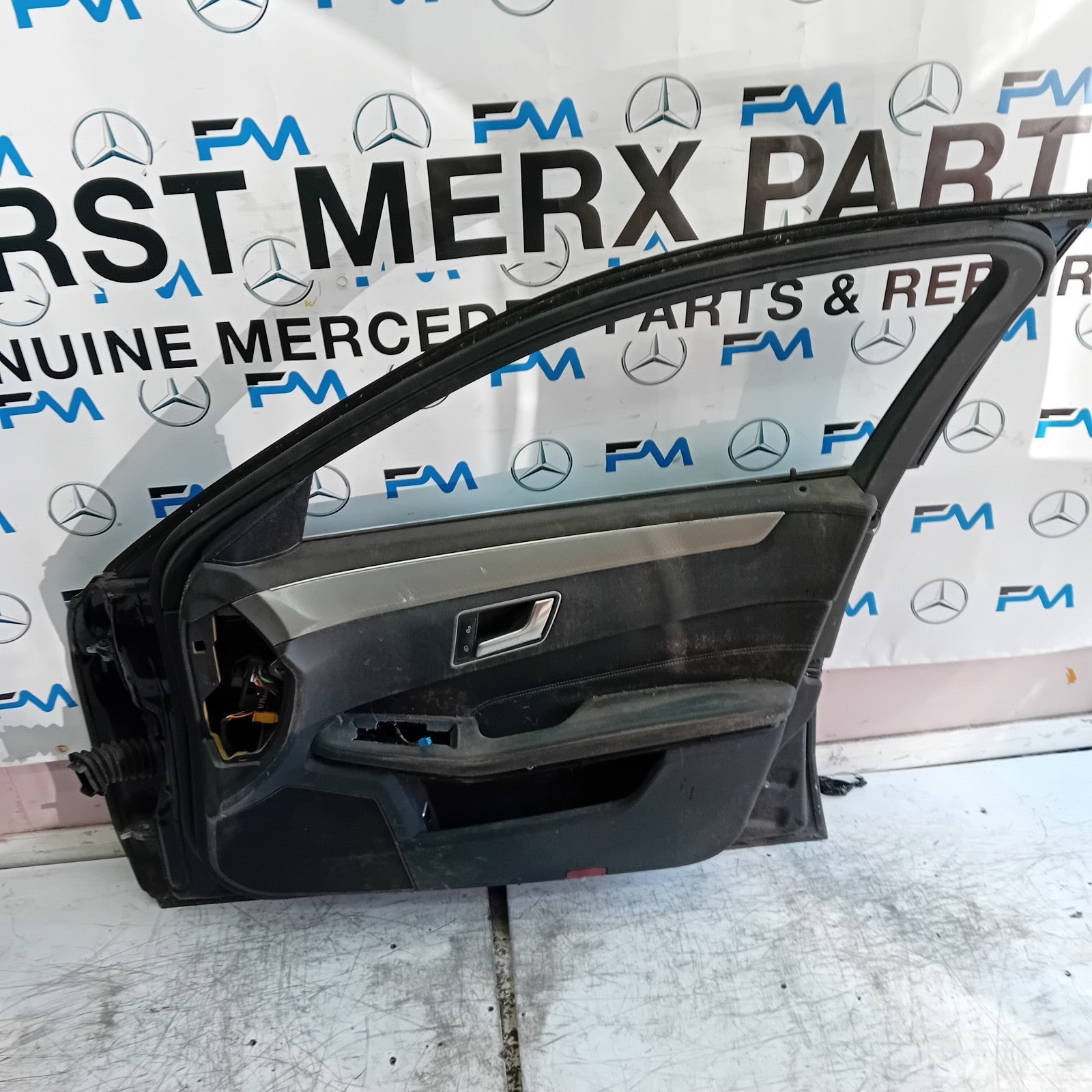 MERCEDES E-CLASS W212 SLN DRIVER FRONT DOOR OSF 2009-16 BLACK COMPLETE FMD361