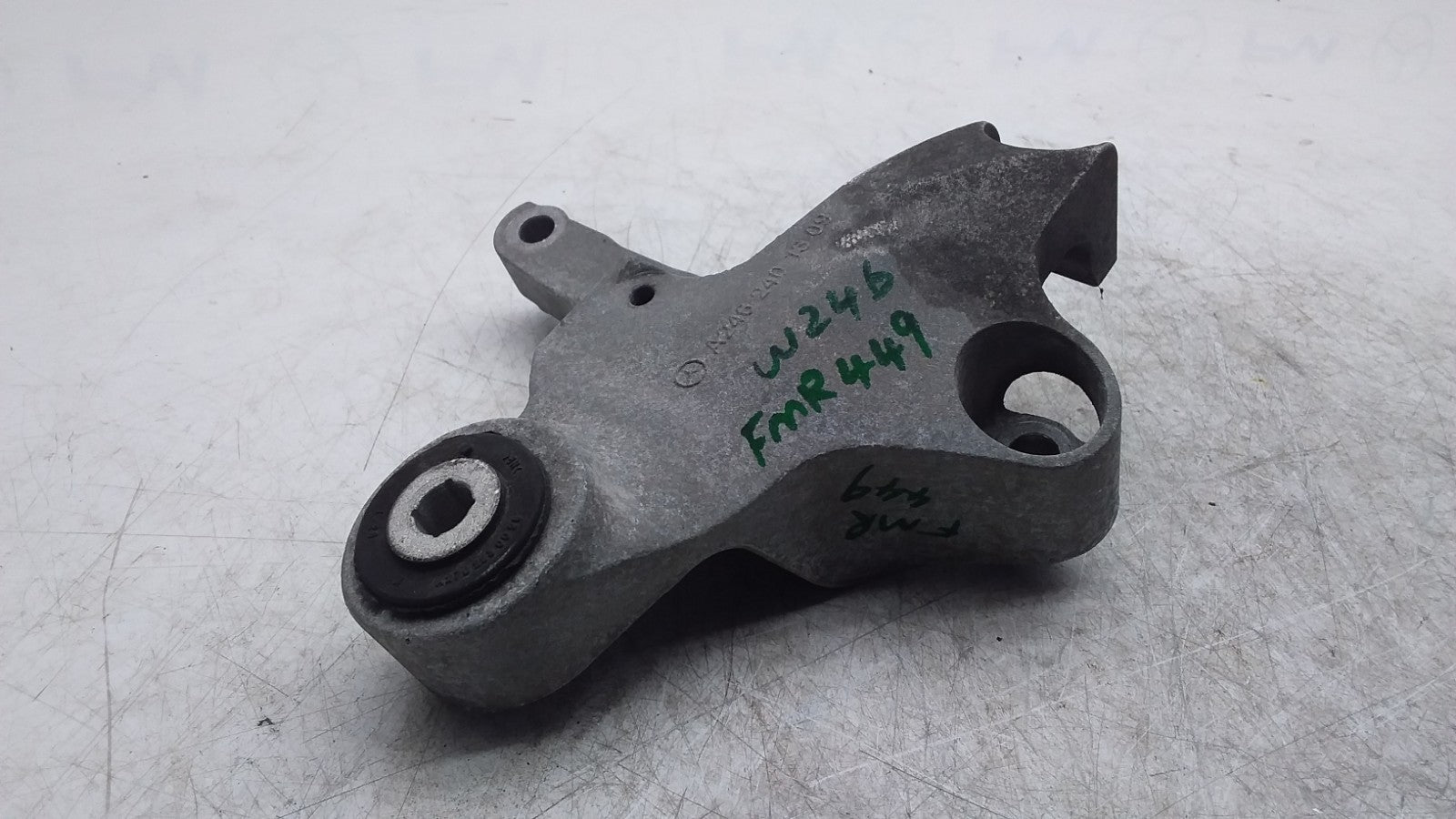 MERCEDES BENZ A-CLS W176 ENGINE MOUNTING BRACKET A2462401809 FMR449