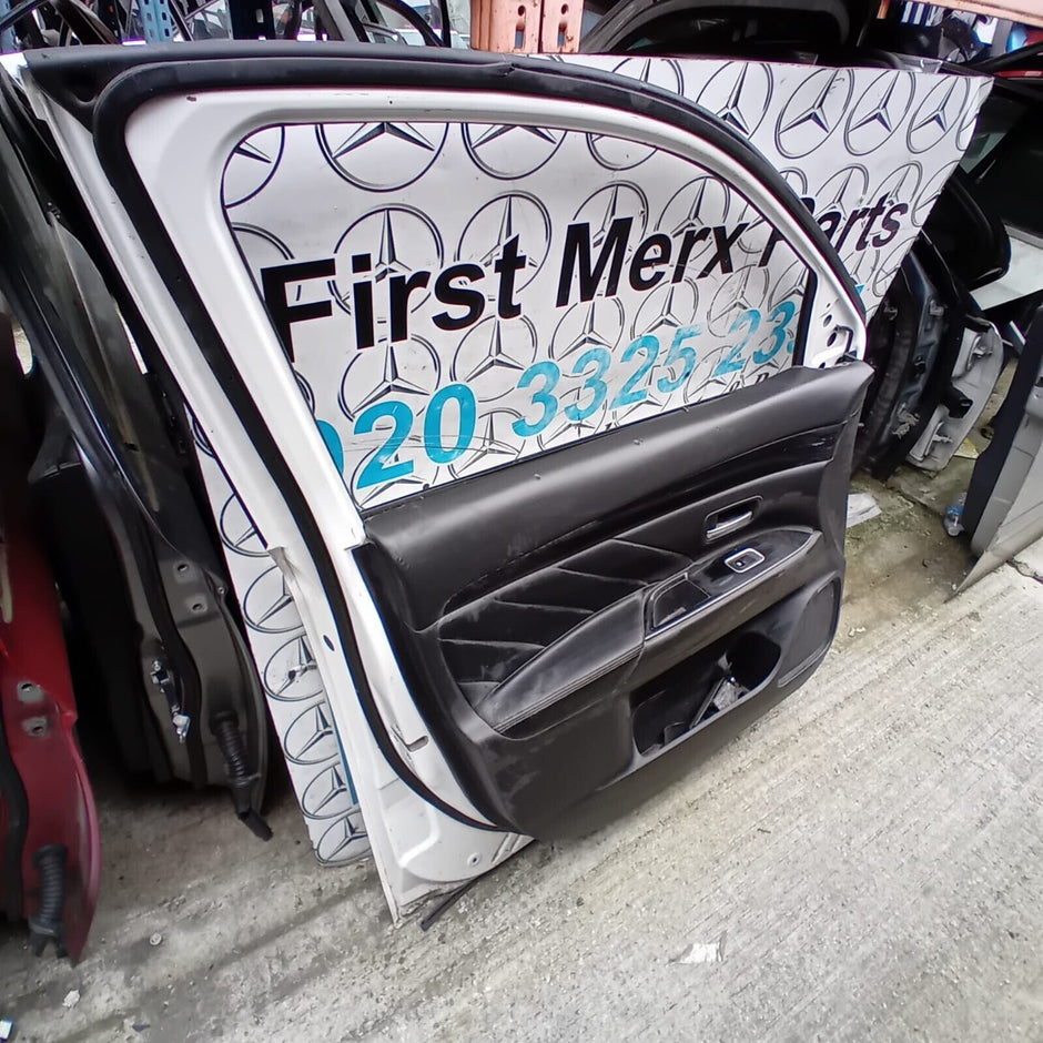 MITSUBISHI OUTLANDER PASSENGER SIDE FRONT DOOR ( NEAR SIDE FRONT )