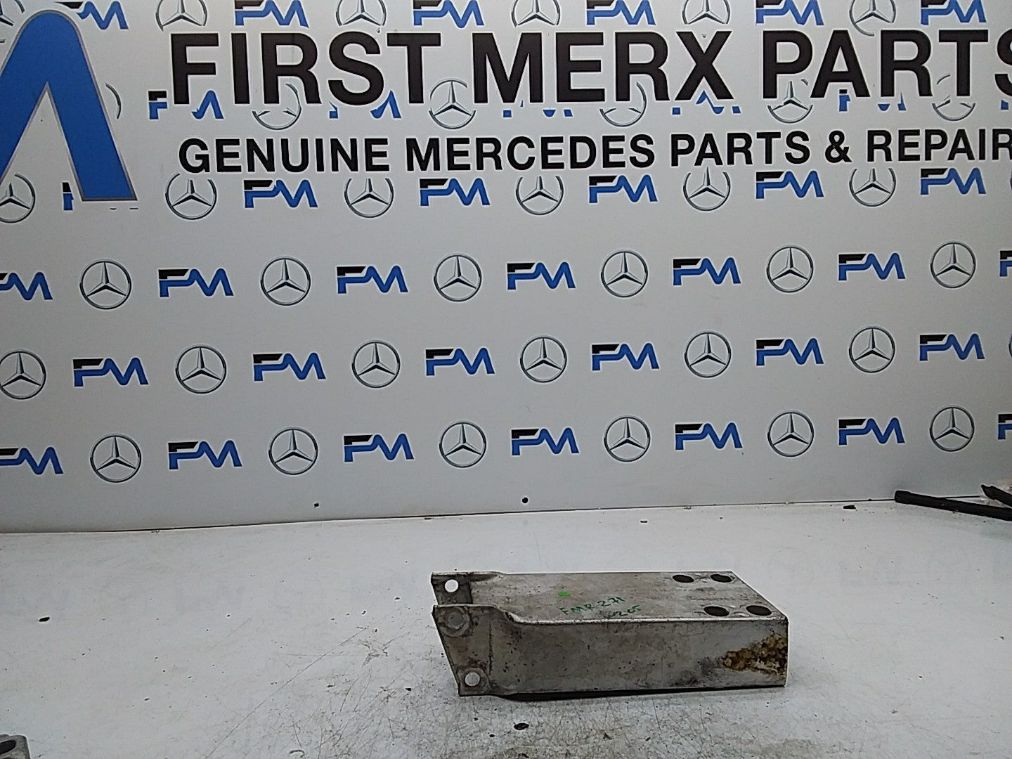 MERCEDES C-CLASS W205 BUMPER REINFORCEMENT BRACKET RIGHT SIDE A2056200495 FMR271