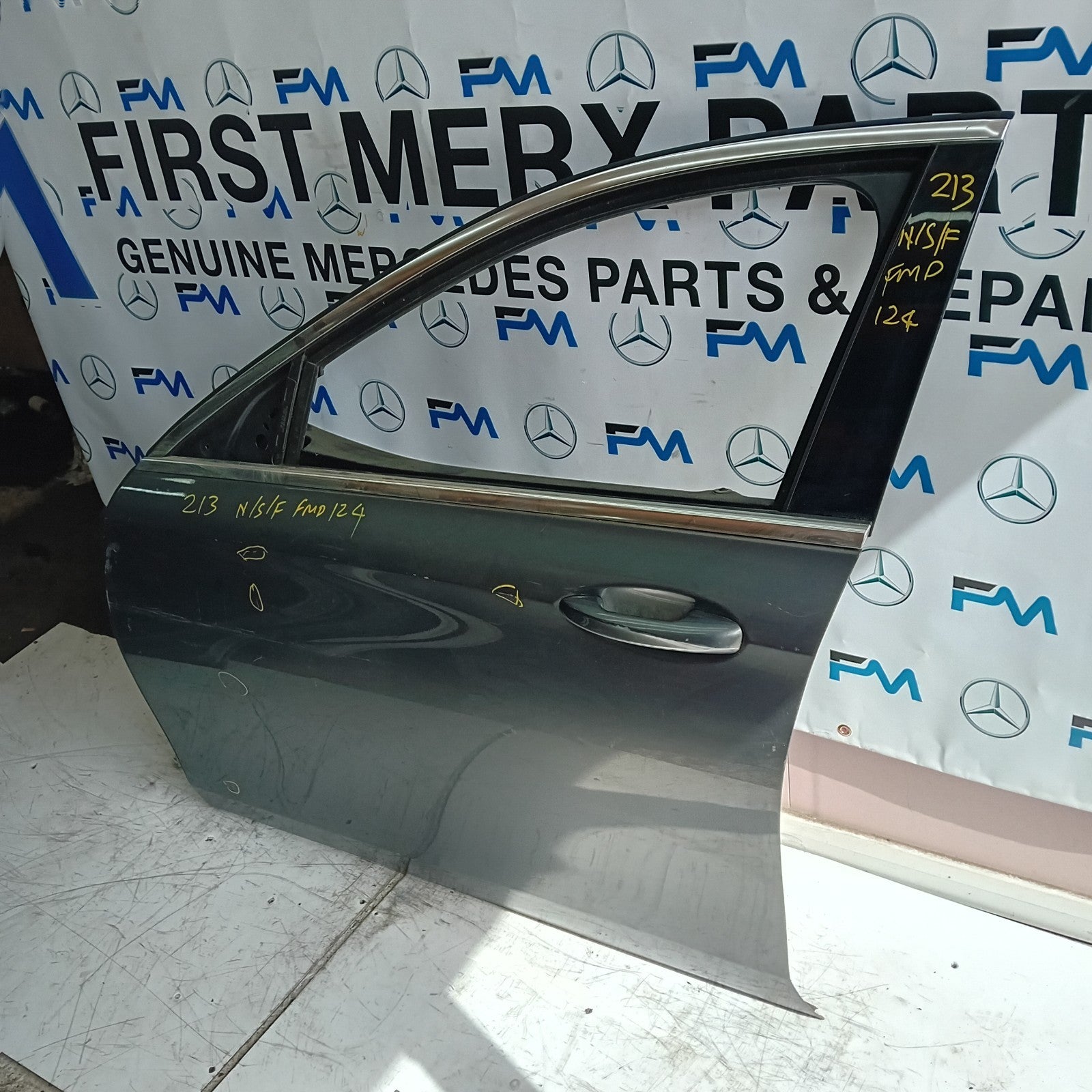MERCEDES BENZ R-CLASS W213 PASSENGER SIDE FRINT DOOR N/S/F GREY FMD124