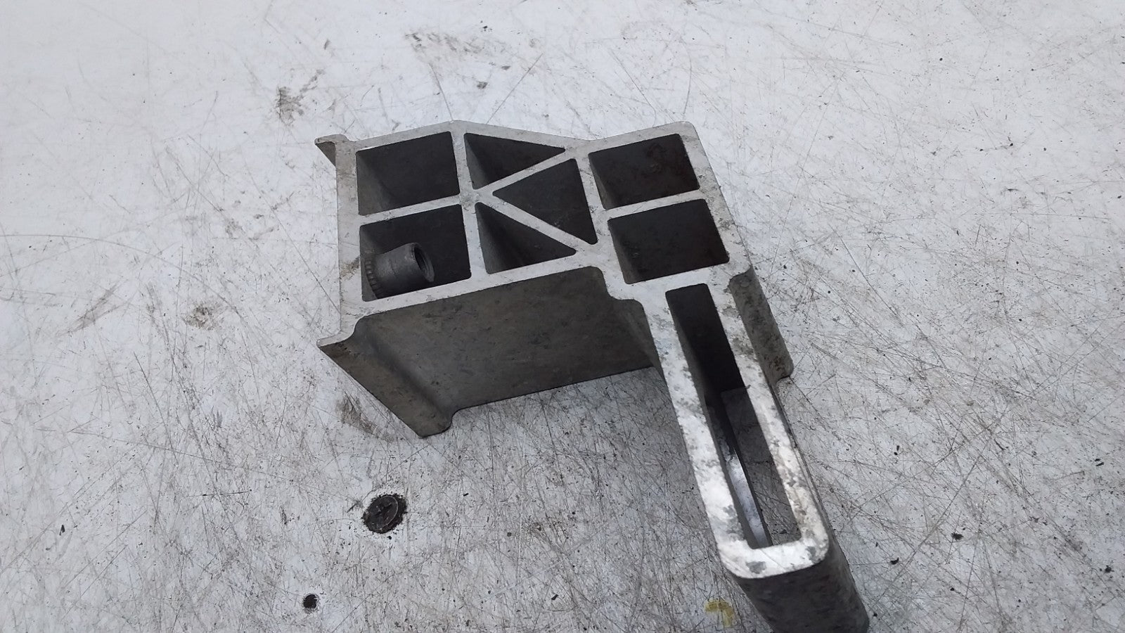 MERCEDES BENZ  E-CLASS  RADIATOR MOUNTING BRACKET RIGHT SIDE A2135010720 FMR403