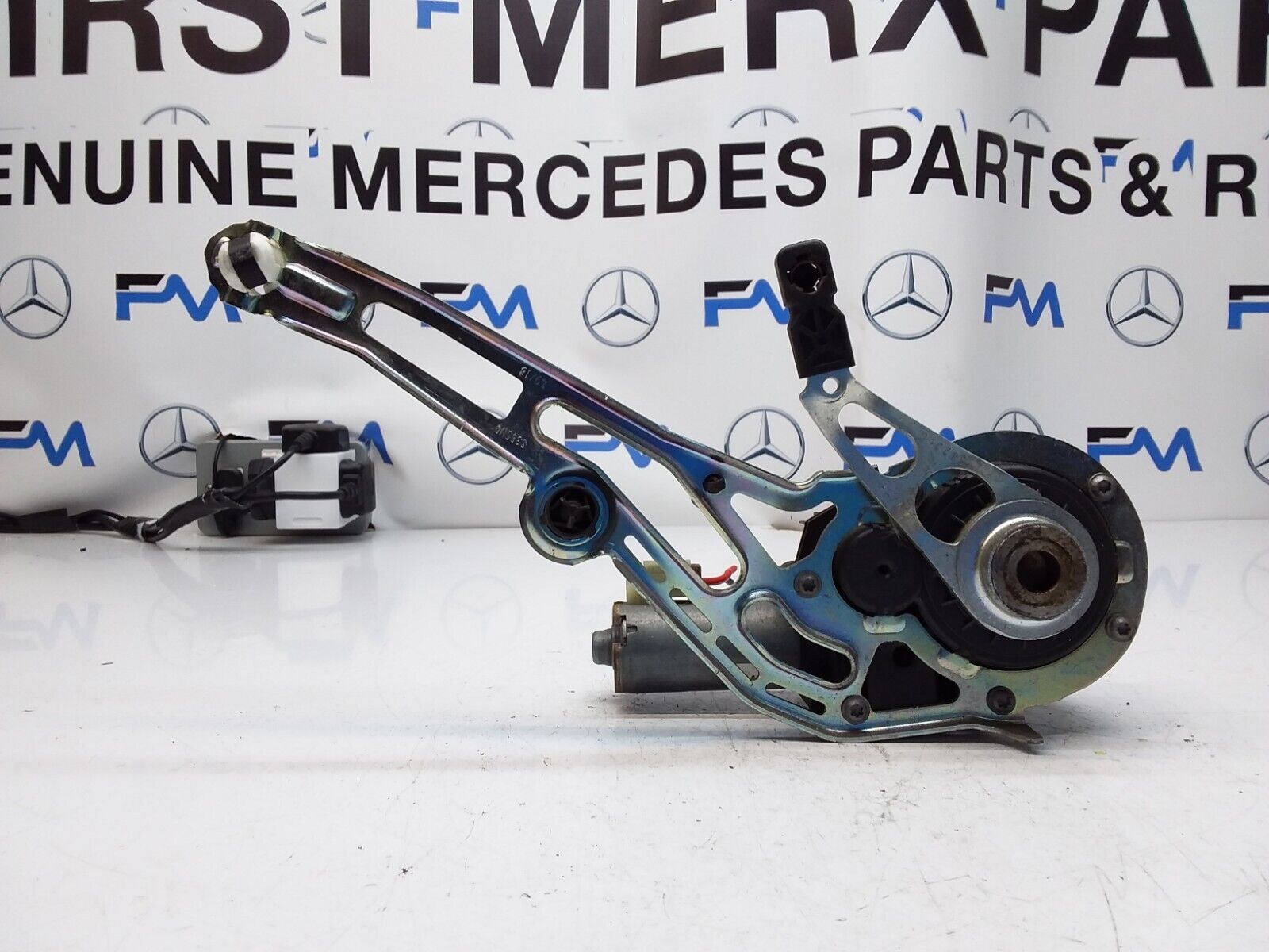 Mercedes C-CLASS W205 TAILGATE LIFT SOFT CLOSE 0390204 124 FM00602