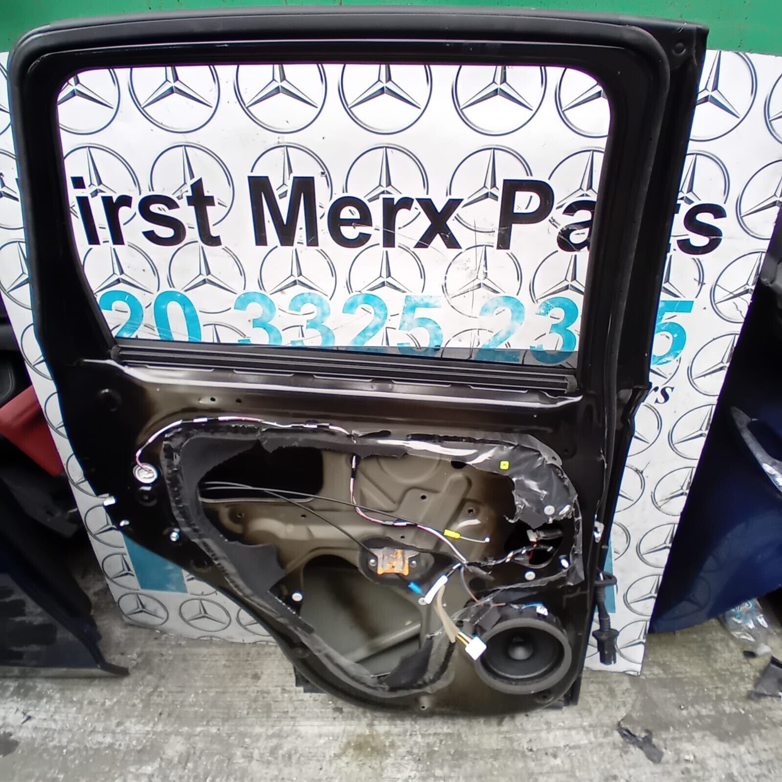MITSUBISHI OUTLANDER PASSENGER SIDE REAR DOOR ( NEAR SIDE REAR )