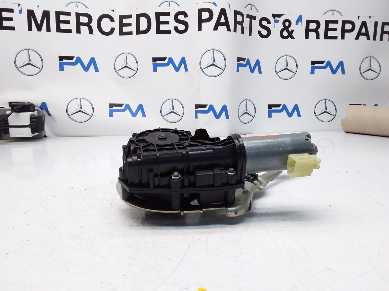 Mercedes E-CLASS W238 TAILGATE LIFT SOFT CLOSE 0390204 124 FM00601