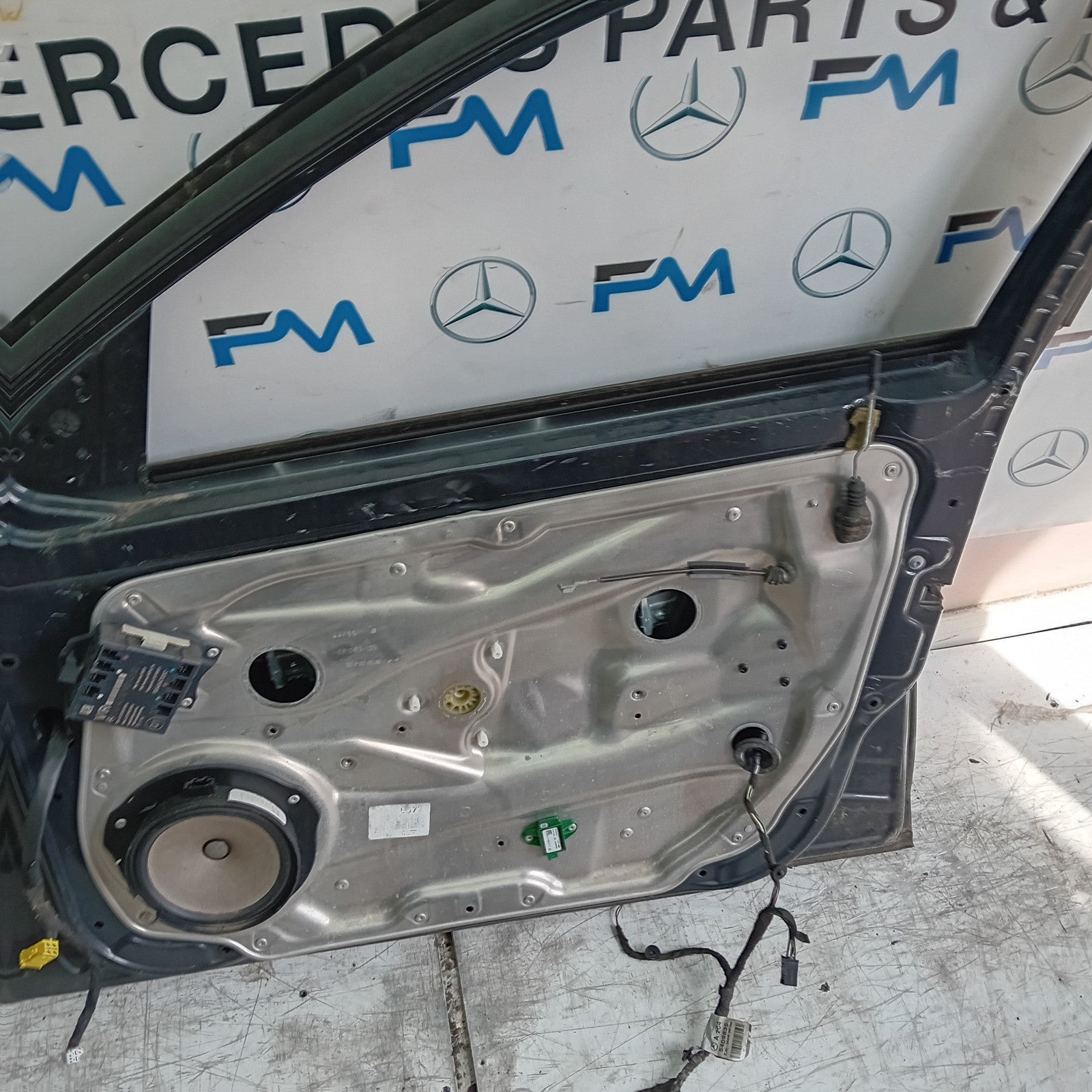MERCEDES BEBZ C-CLASS W204 DRIVER SIDE FRONT DOOR OSF FMD290