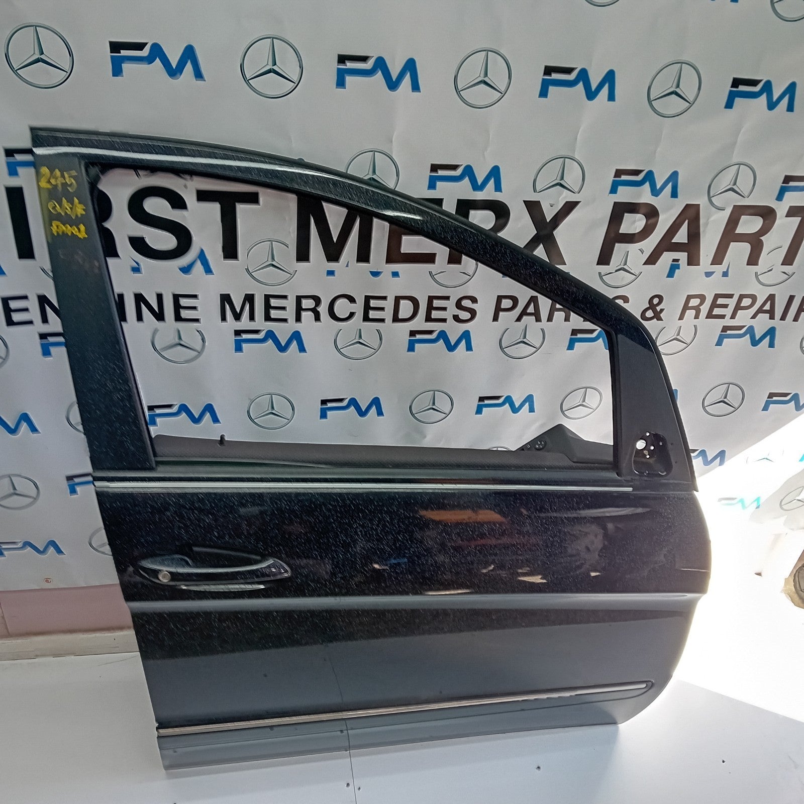 MERCEDES BENZ B-CLASS  W245  DRIVER SIDE FRONT DOOR ( OFF SIDE FRONT ) FM01