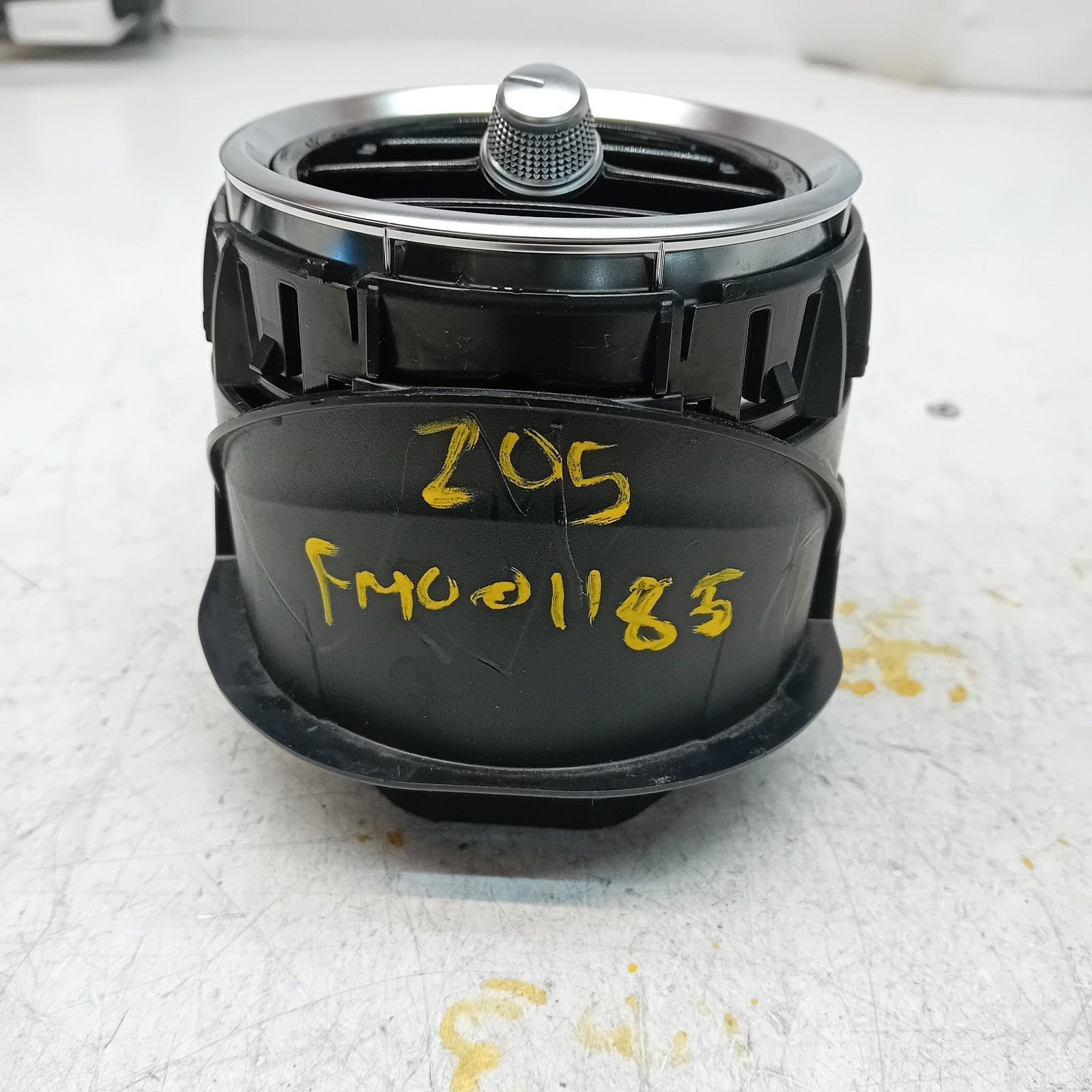 MERCEDES C-CLASS W205 DASHBOARD AIR VENT A2058301100 FM001185