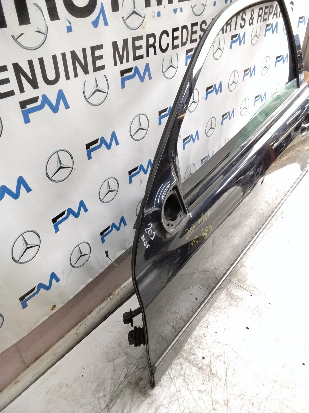 MERCEDES C-CLASS W203  PASSENGER FRONT DOOR NSF BLACK 2001-2004 COMPLETE FMD306