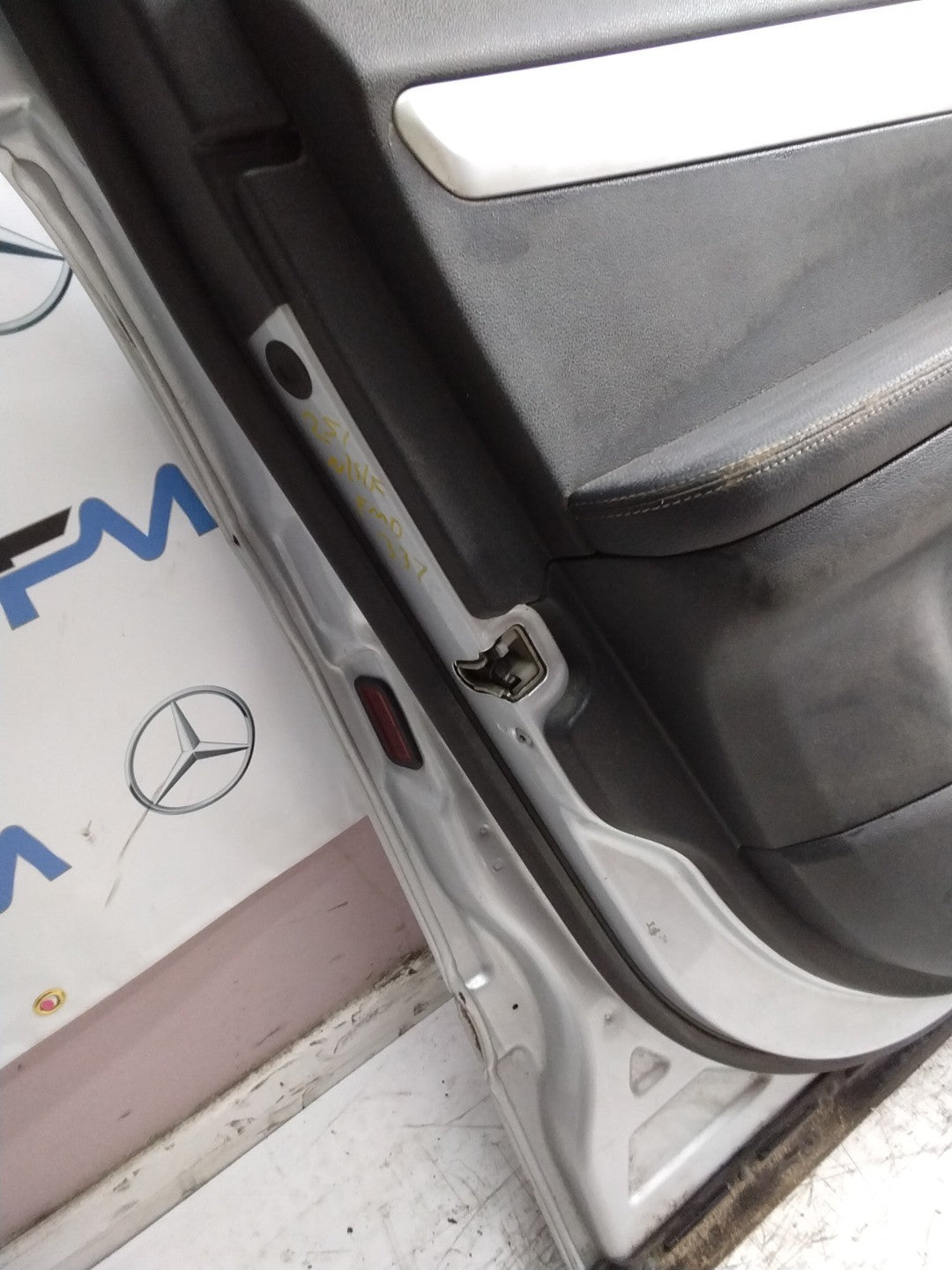 MERCEDES R-CLASS W251 PASSENGER FRONT DOOR NSF SILVER 2005-12 COMPLETE FMD337