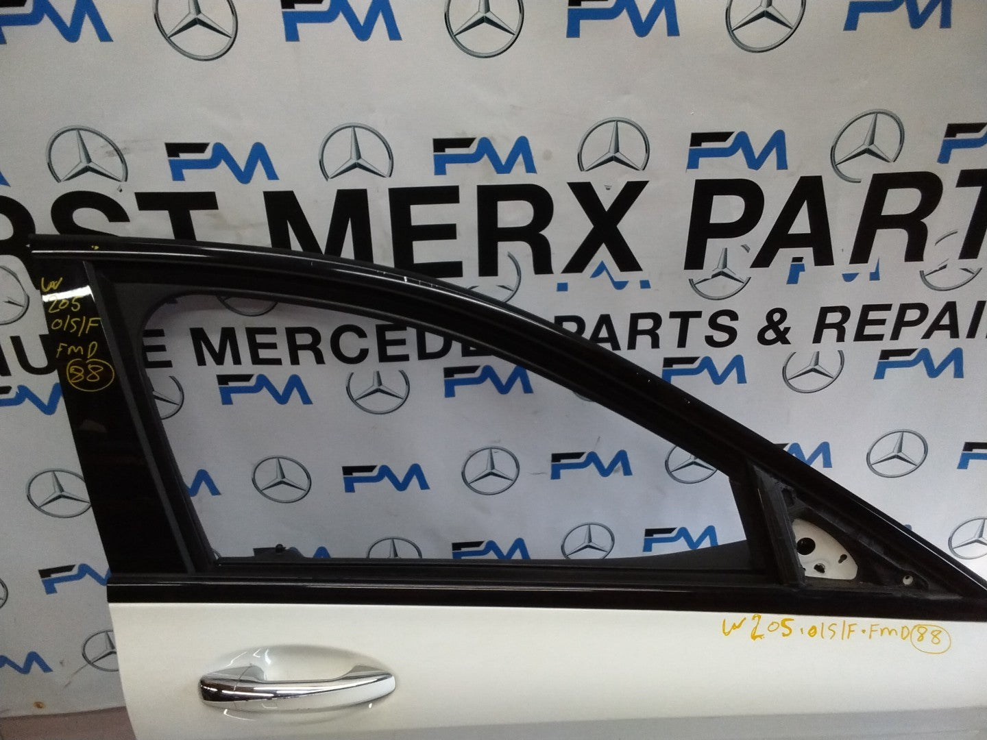 MERCEDES BENZ C-CLASS W205 DRIVER SIDE FRONT DOOR O/S/F COMPLETE WHITE  FMD88