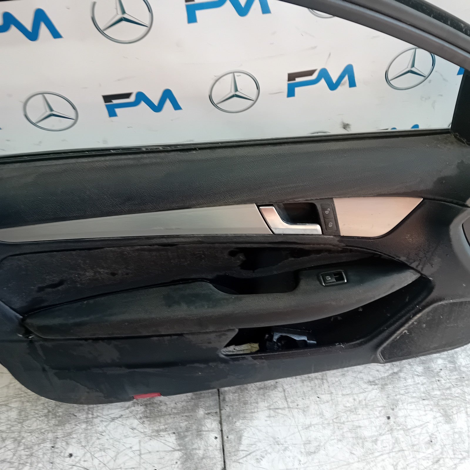 MERCEDES C-CLASS W204 PASSENGER FRONT DOOR NSF 2013 WHITE COMPLETE FMD505