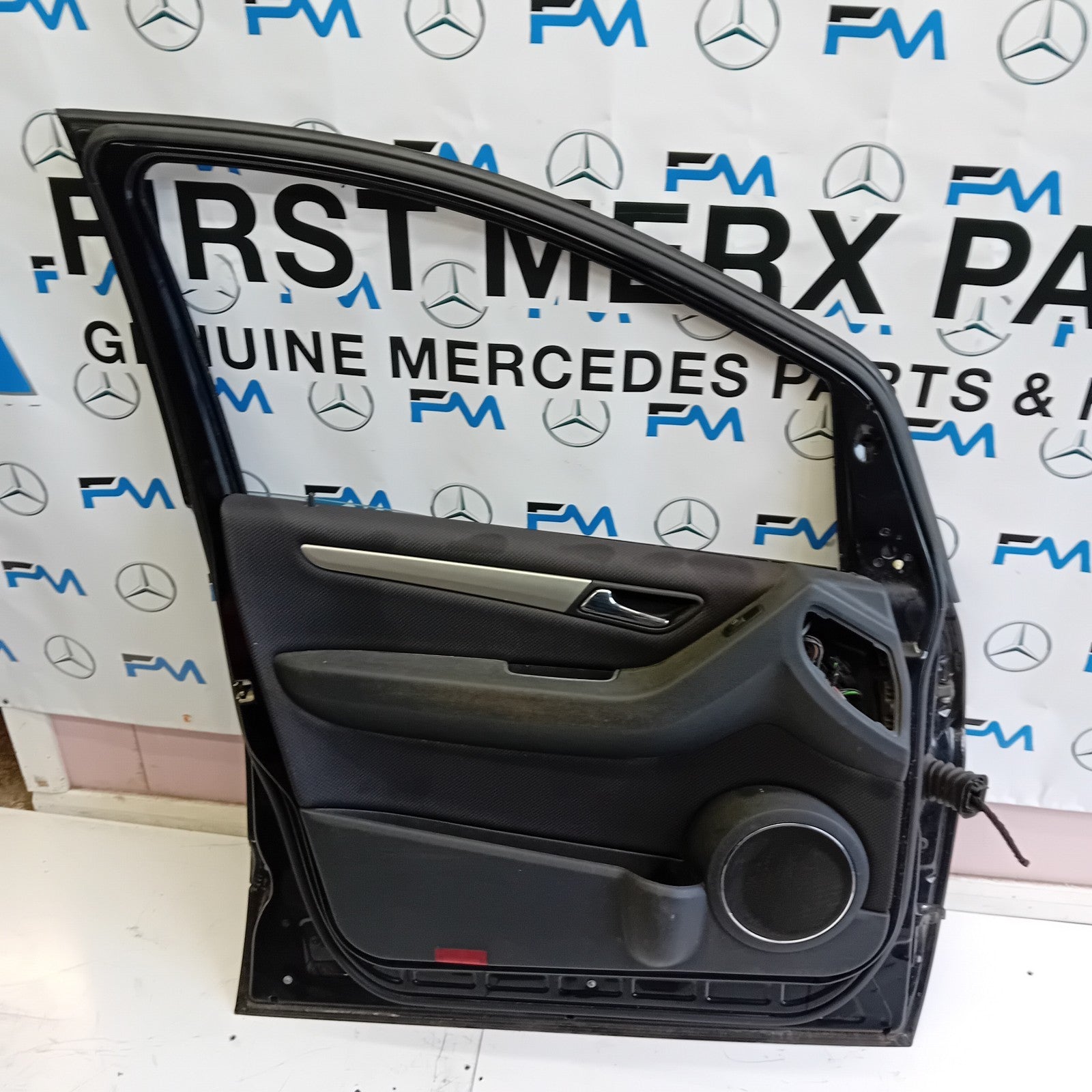 MERCEDES BENZ B CLASS W245 PASSENGER SIDE REAR DOOR ( NEAR SIDE REAR ) FM012