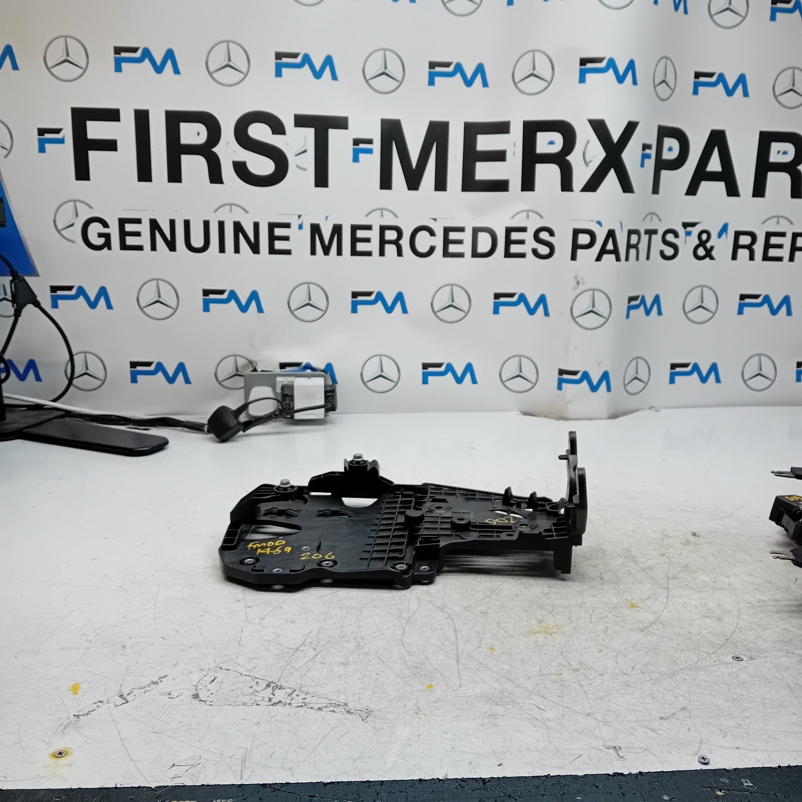 MERCEDES C-CLASS W206 PARKING SENSOR CONTROL UNIT HOLDER A2065451000 FM001469