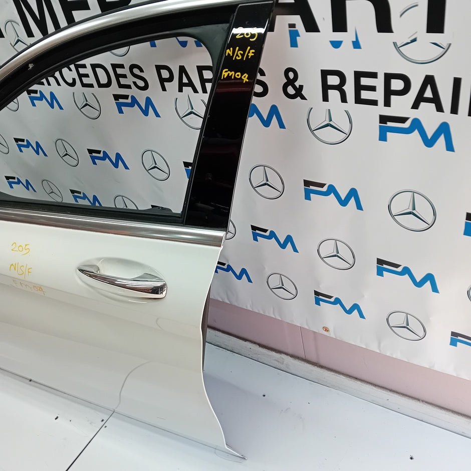 MERCEDES BENZ C-CLASS  W205 PASSENGER SIDE FRONT DOOR ( NEAR SIDE FRONT ) FM04
