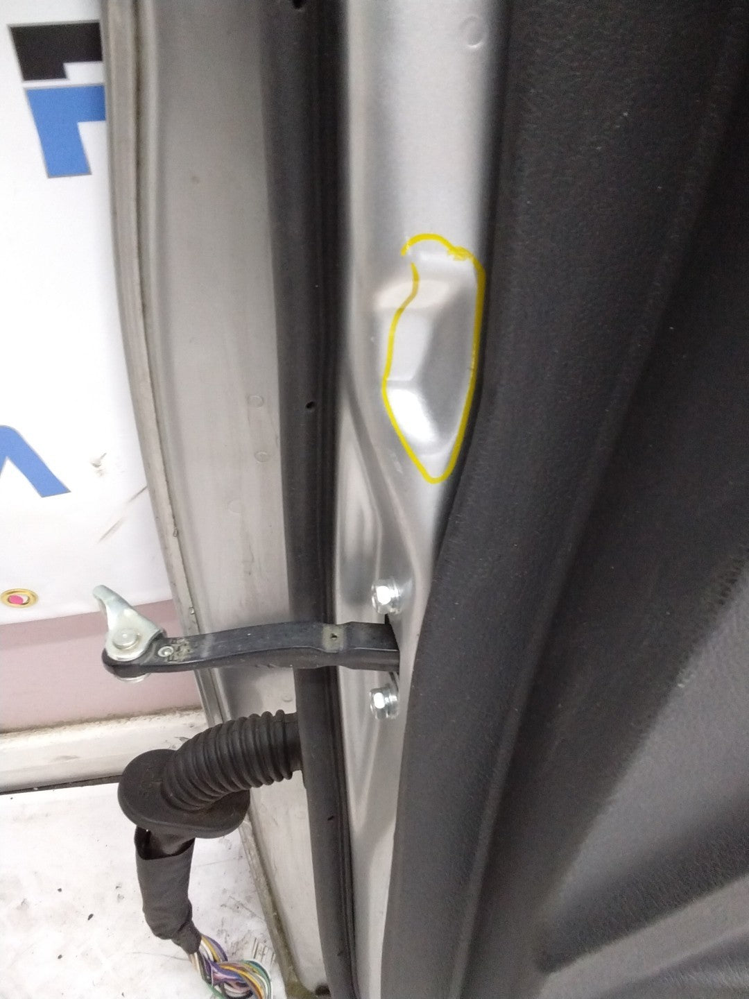 MITSUBISHI OUTLANDER MK3 DRIVER FRONT DOOR OSF SILVER COMPLETE 2013 FMD305