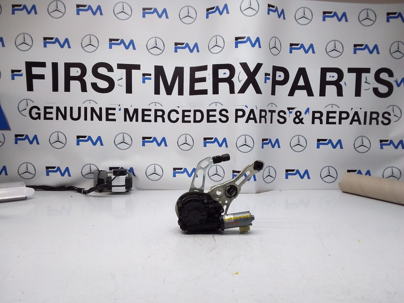 Mercedes E-CLASS W238 TAILGATE LIFT SOFT CLOSE 0390204 124 FM00601