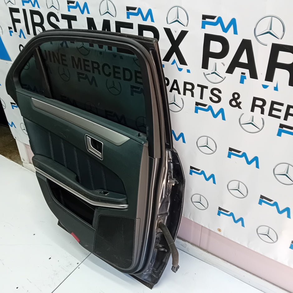 MERCEDES BENZ E-CLASS  W212 PASSENGER SIDE REAR DOOR ( NEAR SIDE REAR ) FM06